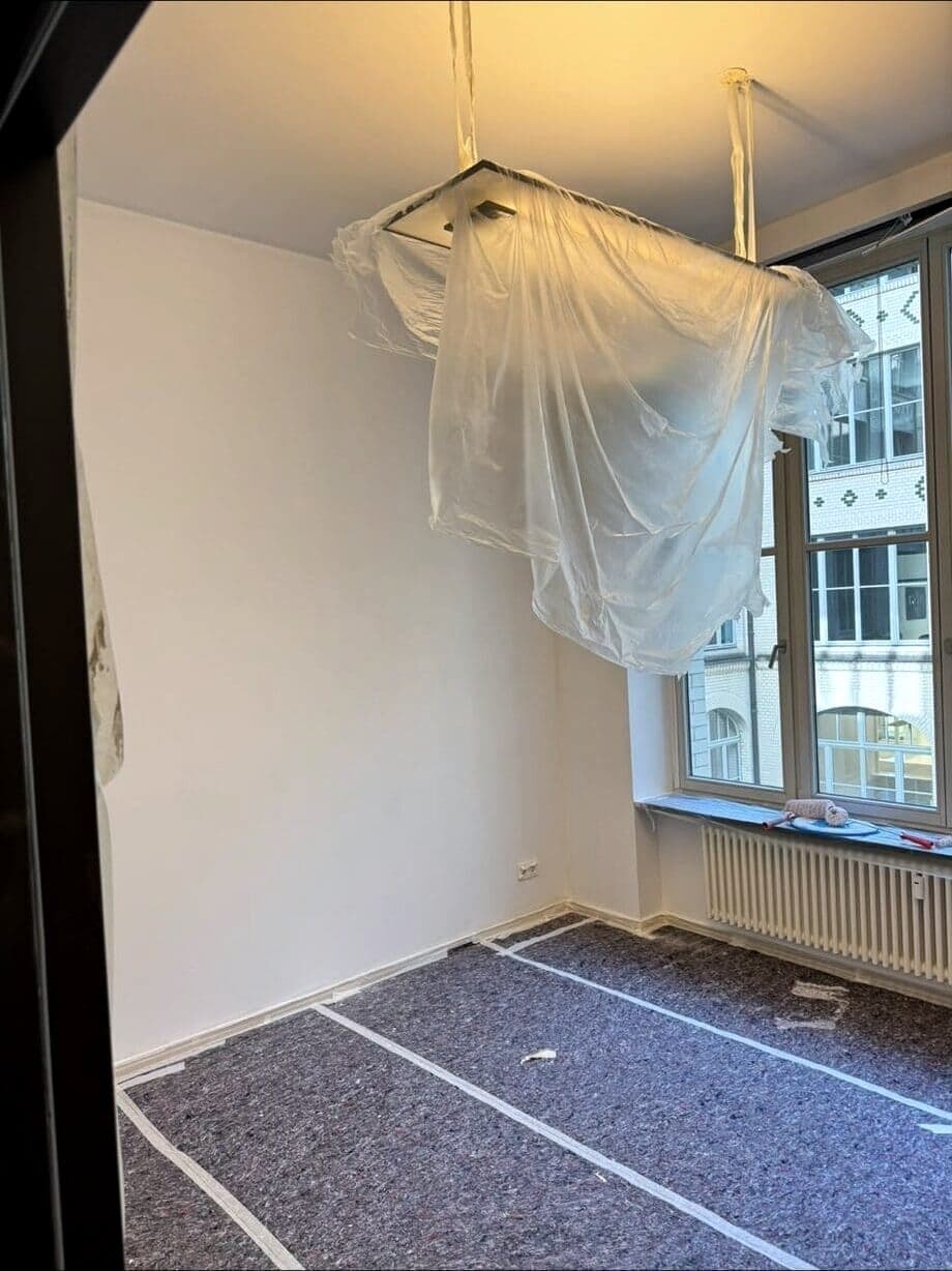 Innenraum während der Arbeiten – Boden und Leuchte geschützt