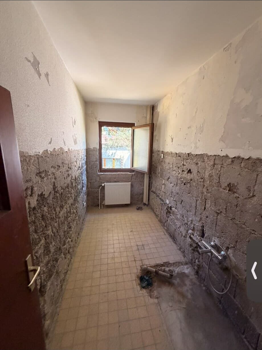 Raum voller Hausrat vor der Räumung