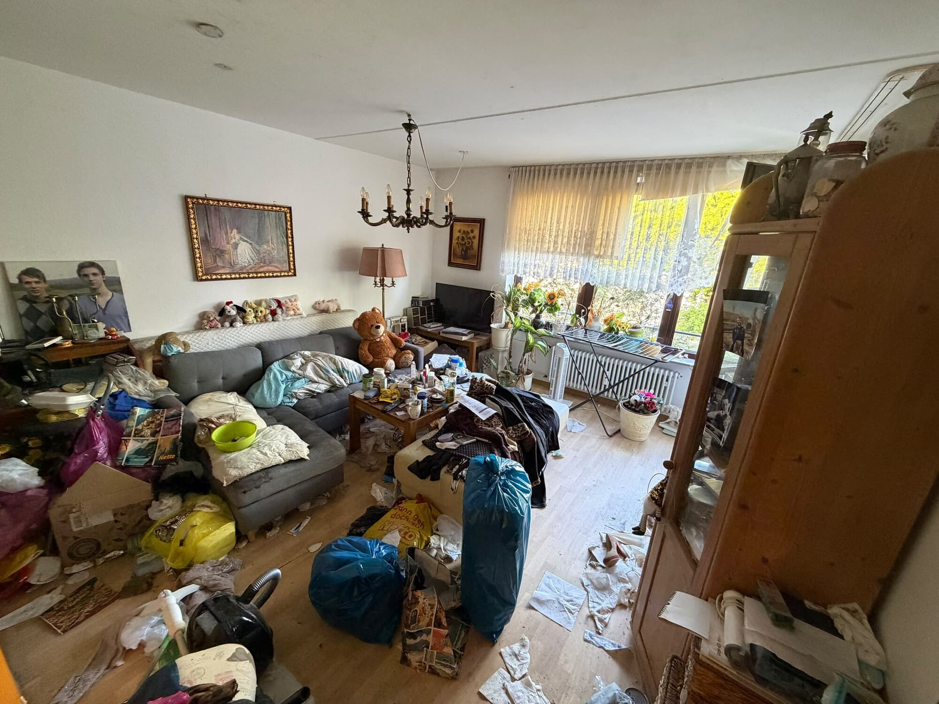 Entkernter Raum mit freigelegtem Mauerwerk