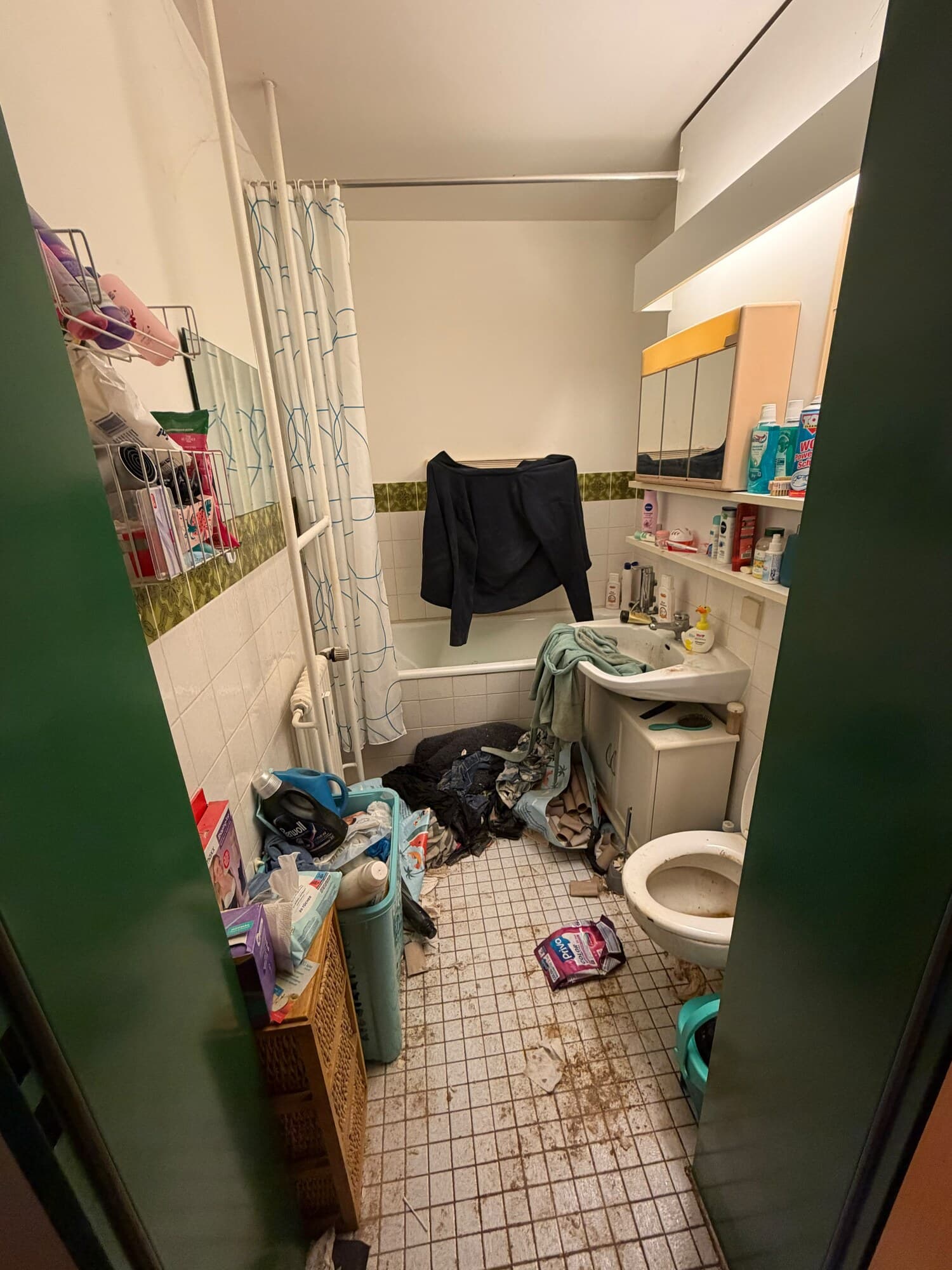 Vollgestellte Wohnung vor der Haushaltsauflösung