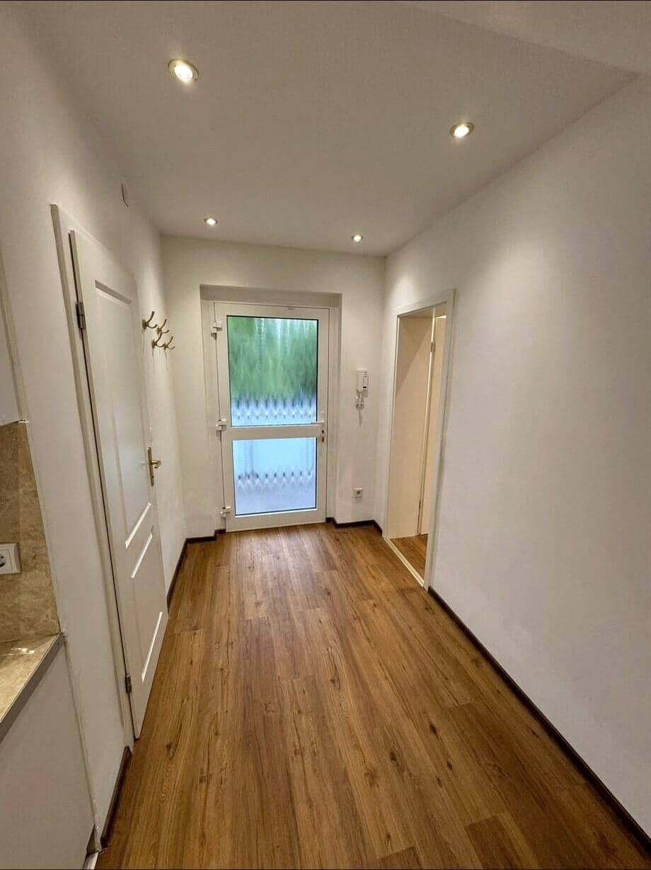 Flur mit neuem Bodenbelag und Wohnungstür