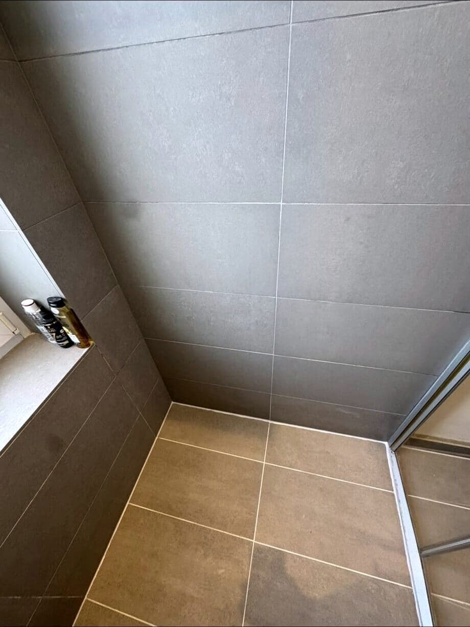 Fertig geflieste Dusche mit Glasabtrennung