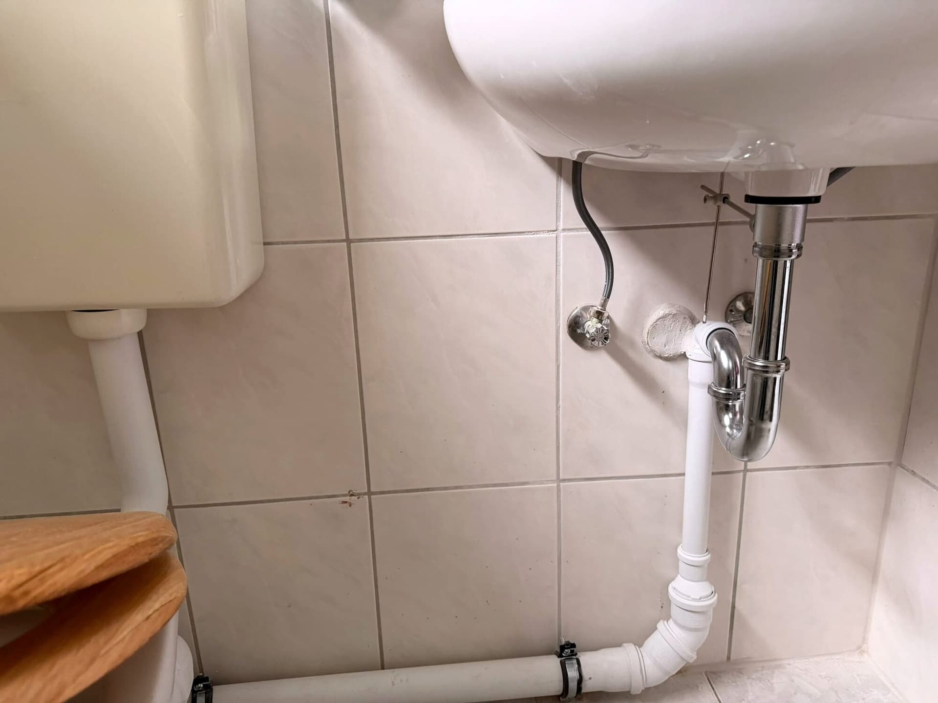 Neue Ablaufleitung und Siphon unter dem Waschtisch montiert