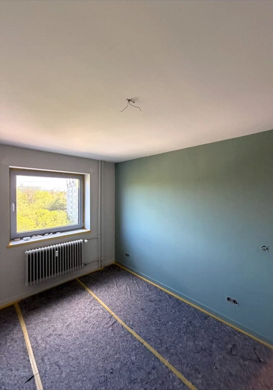 Frisch gestrichenes Zimmer, Boden noch mit Malervlies abgedeckt