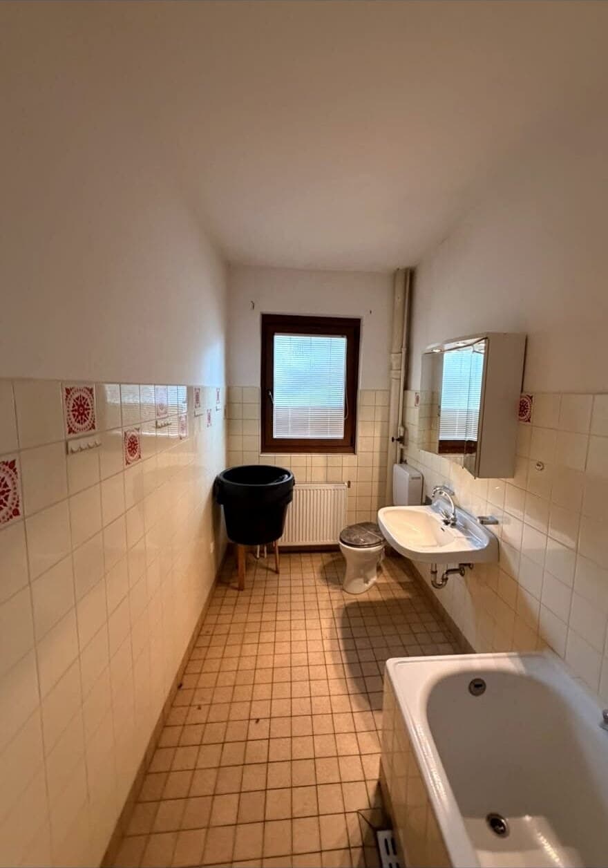 Bad im Bestand mit alten Fliesen vor der Sanierung