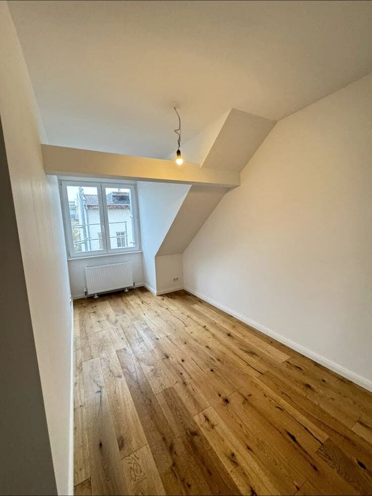 Fertig ausgebautes Dachzimmer mit Eichendielen