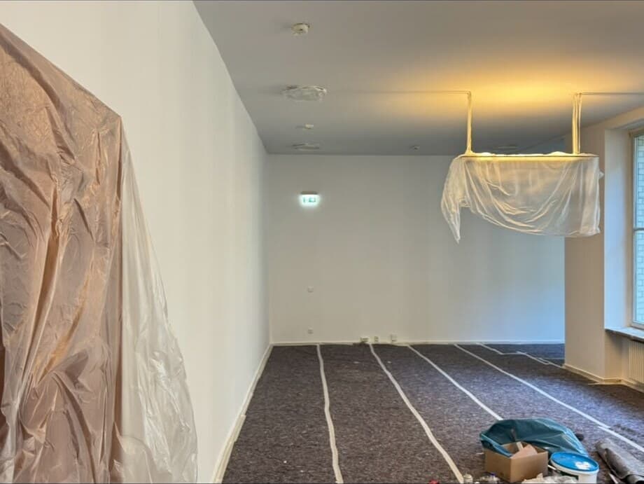 Wohnraum während der Malerarbeiten, Boden abgedeckt
