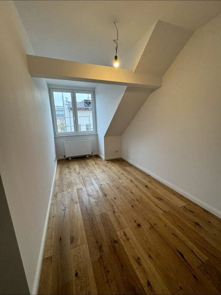 Converted attic with oak floorboards – reference project